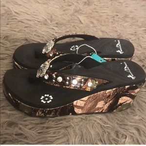 BRAND NEW Montana flip flops!